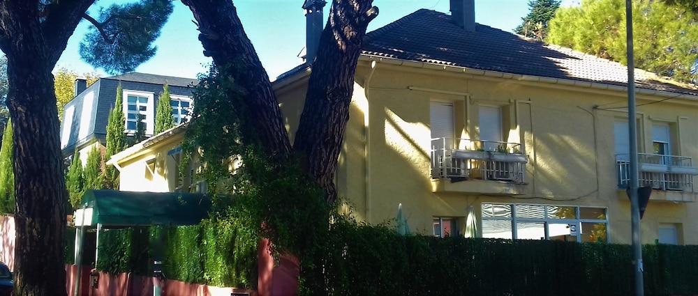 Hostal Aravaca Garden Madrid Ngoại thất bức ảnh